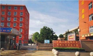 学校大门