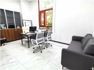星月总部湾-一楼精装92平2隔断+4工位